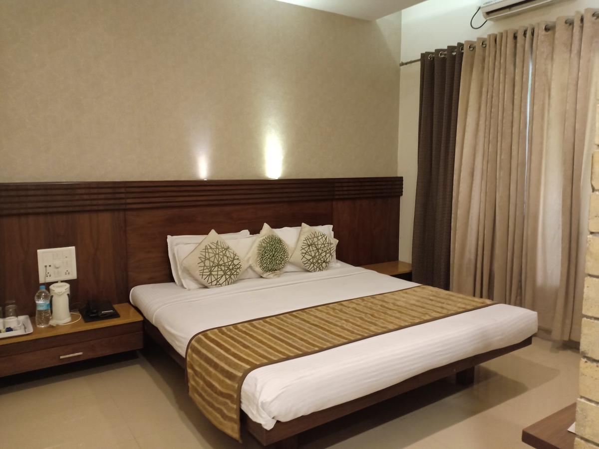 Hotel Chandralok Лонавла Екстер'єр фото